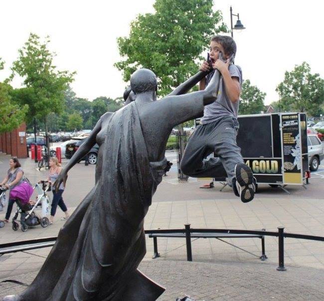 24 примера, как правильно фотографироваться с памятниками... Позитив на весь день!