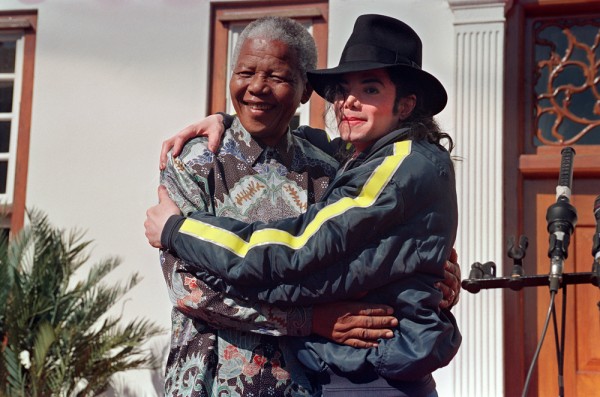 Нельсон Мандела и Майкл Джексон, 1999 год.jpg
