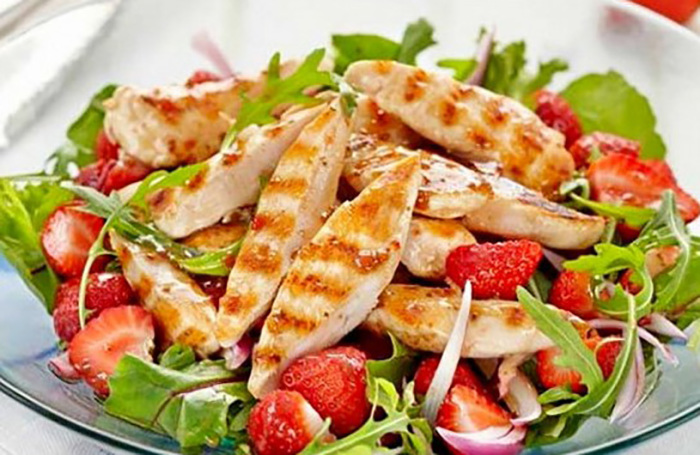 Салат с курицей и клубникой. \ Фото: local.6qube.com. 5 оригинальных салатов из клубники, которые стоит приготовить летом
