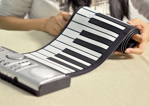 Портативная клавиатура Roll-Up Electronic Keyboard - один из лучших гаджетов-новогодних подарков для мужчин-музыкантов