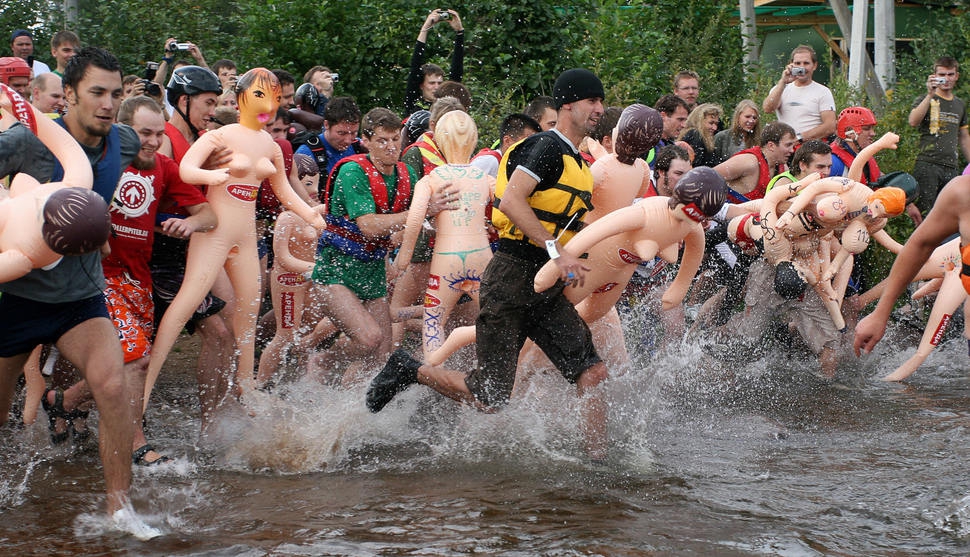 Заплыв на резиновых женщинах (Bubble Baba Challenge), Россия интересное, люди, чемпионат