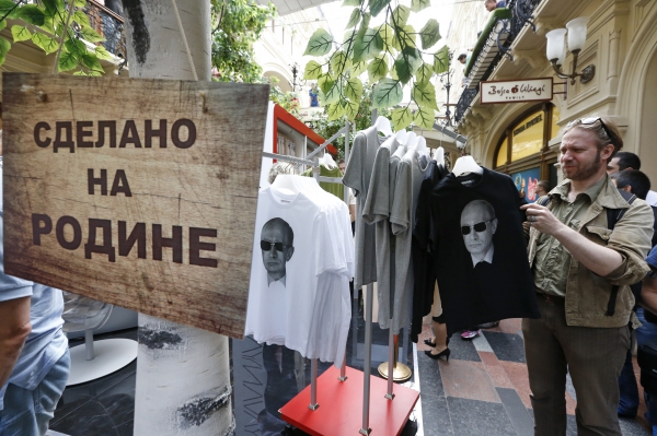 Американцам раздали футболки с изображением Путина Американцам раздали футболки с изображением Путина