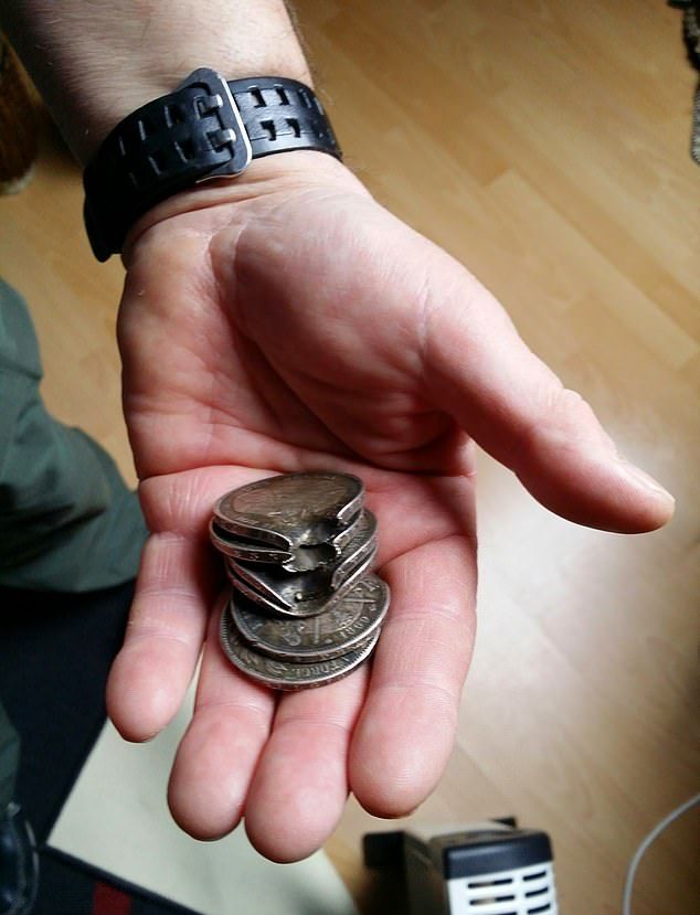 Как мелочь в кармане спасла жизнь бельгийского солдата Как мелочь в кармане спасла жизнь бельгийского солдата