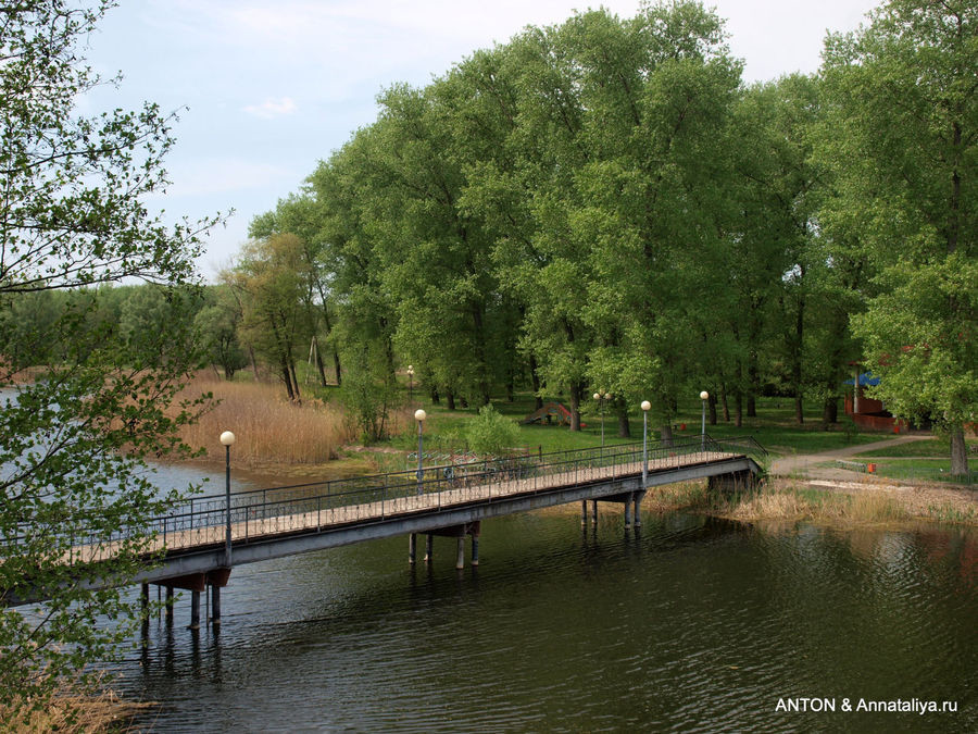 Мост через речку Грайворонку на остров в городской парк грайворон, россия