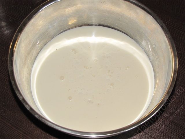 Влить в глубокую чашку всю ряженку и добавить соду. пошаговое фото приготовления кулебяки