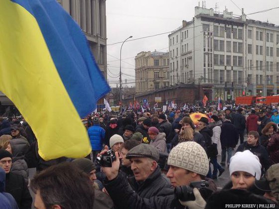 Оппозиция "скорбит" у Кремля под флагами ЕС, Украины, ПАРНАС и Солидарности