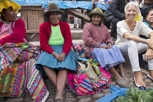 Директор-распорядитель МВФ Кристин Лагард с местными жителями во время рабочей поездки в Перу
