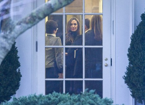 А. Джоли. Белый дом, 2012 год.jpg