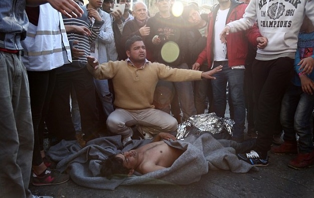 Обезумевшие мигранты вешаются на деревьях в центре Афин