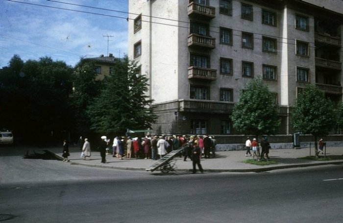 Ажиотаж возле киоска, расположенного на углу улицы. Ажиотаж возле киоска, расположенного на углу улицы.