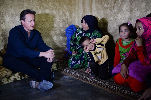 Премьер-министр Великобритании Дэвид Кэмерон встретился с сирийскими беженцами в палаточном лагере в долине Бекаа на ливано-сирийской границе
