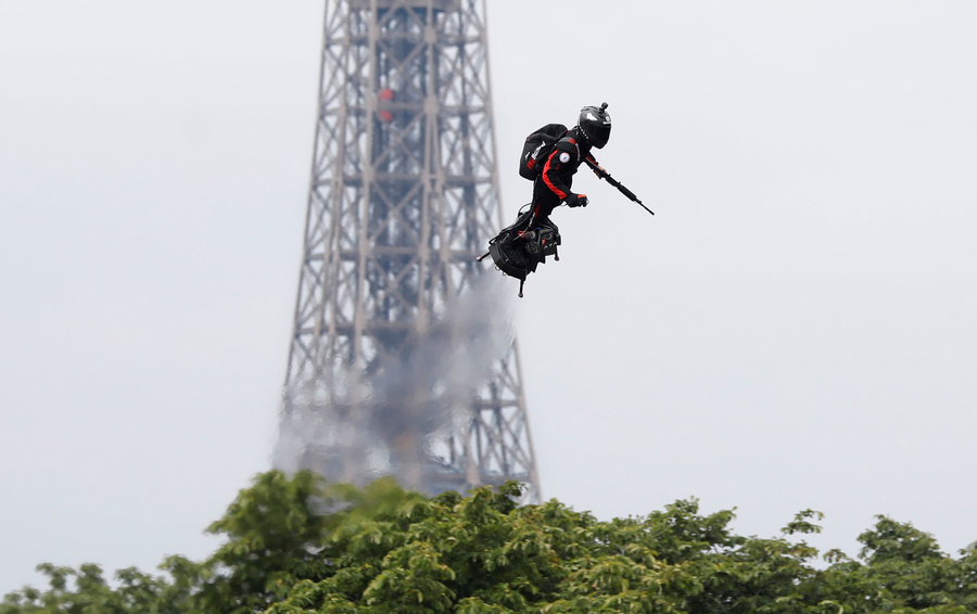 В Париже на военном параде показали летающего человека