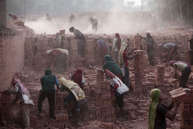 Непальские рабочие на кирпичном заводе. После землетрясения Непал столкнулся с острым кризисом кирпича — 40 миллионов домов были повреждены.