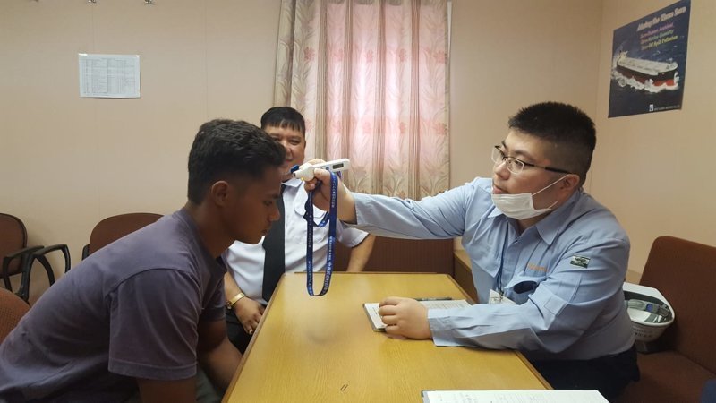 Полтора месяца в рыбацкой хижине посреди океана: унесенный штормом индонезийский парень чудом найден Полтора месяца в рыбацкой хижине посреди океана: унесенный штормом индонезийский парень чудом найден