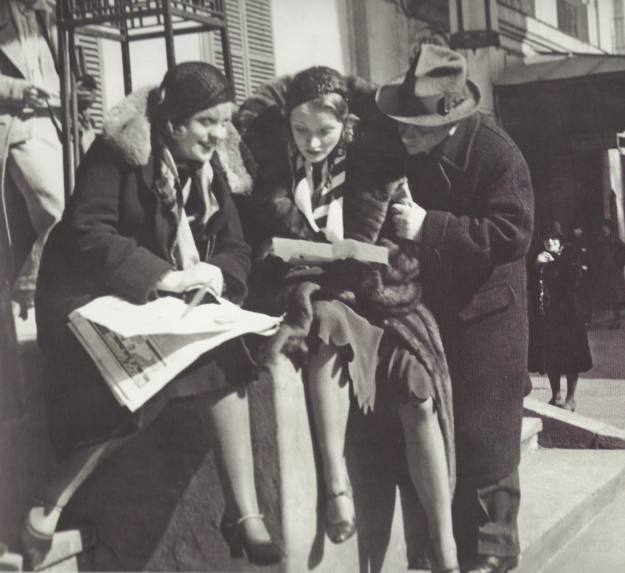 1930. Марлен Дитрих читает статью критика в газете