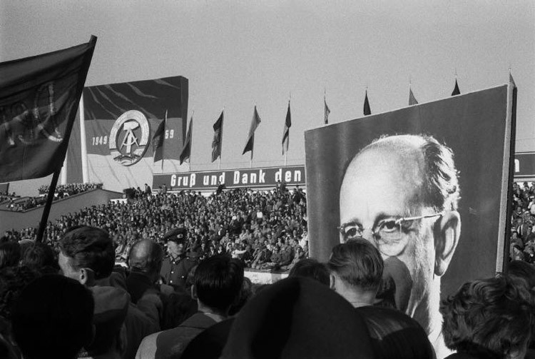 1959 год. Парад в честь десятилетней годовщины провозглашения ГДР винтаж, германия, люди, фото