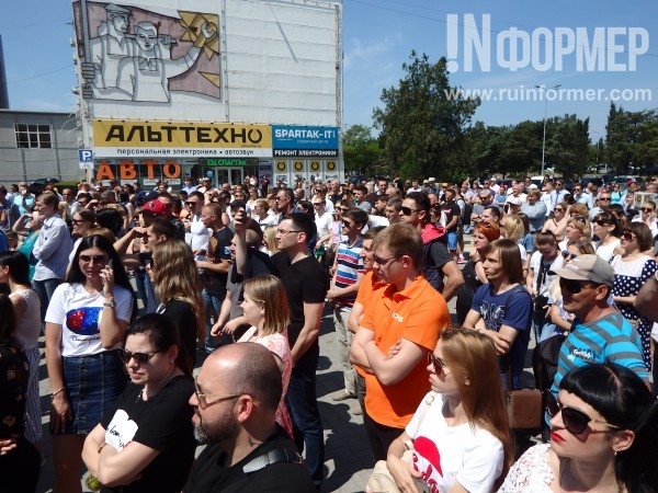 Митинг возле торгового центра «Муссон»