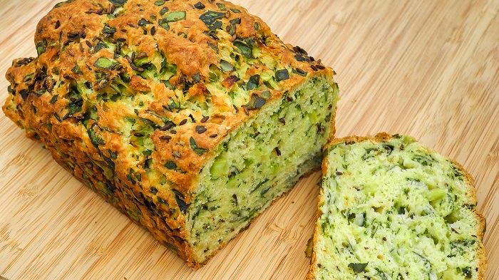 Кабачковый хлеб с зеленью и семечками. / Фото: nyafoto.ru