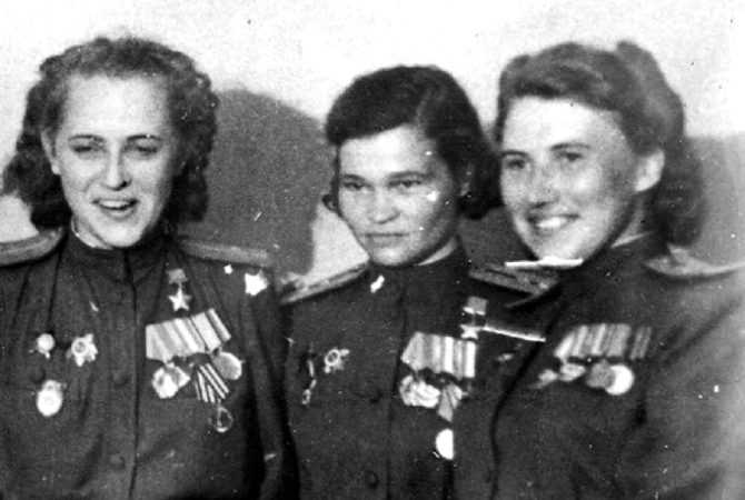 Слева направо: Герои Советского Союза Евгения Жигуленко, Ирина Себрова, Лариса Розанова, 1945 год