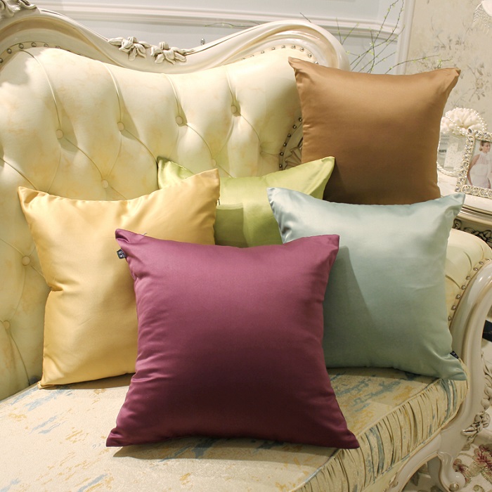 Декоративные подушки - отличная идея для переделки старых штор