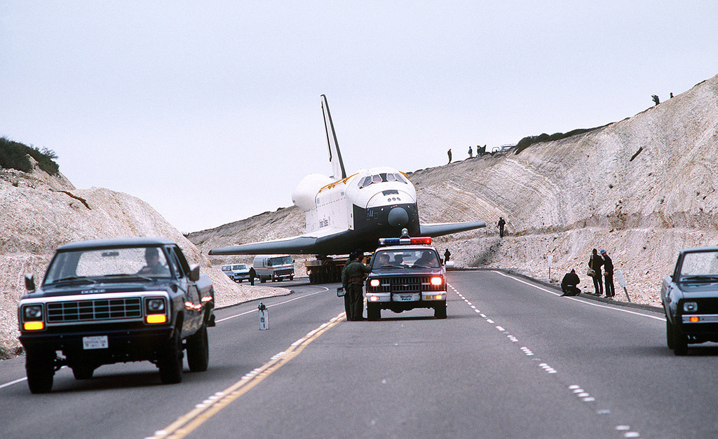 1985 Enterprise Space Shuttle проходит через склон разрезанные чтобы очистить его размах крыльев на авиабазе Ванденберг в Калифорнии февраля 1.jpg