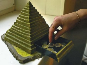 В Волгограде будут судить создателя финансовой пирамиды, вытянувшего у жителей области 15 млн рублей В Волгограде будут судить создателя финансовой пирамиды, вытянувшего у жителей области 15 млн рублей