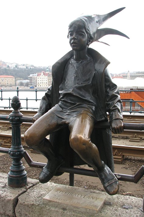 Памятник Маленькой принцессе в Будапеште