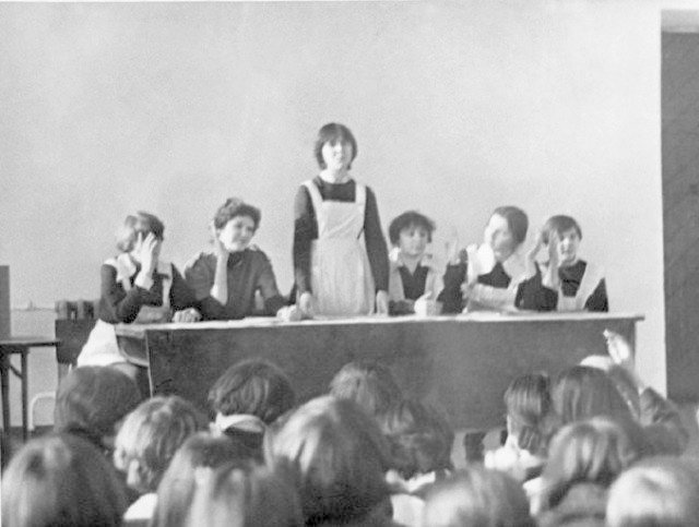 А это собрание. Комсомольское собрание, куда же без него. Собрание - это скучно. А это собрание. Комсомольское собрание, куда же без него. Собрание - это скучно. СССР, история, школа