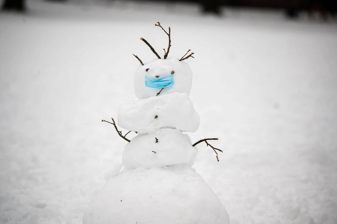 Снеговик в маске в Центральном парке Нью-Йорка