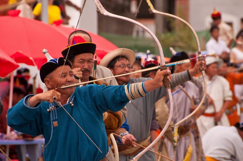Монголы состязаются в стрельбе из лука на фестивале Наадам