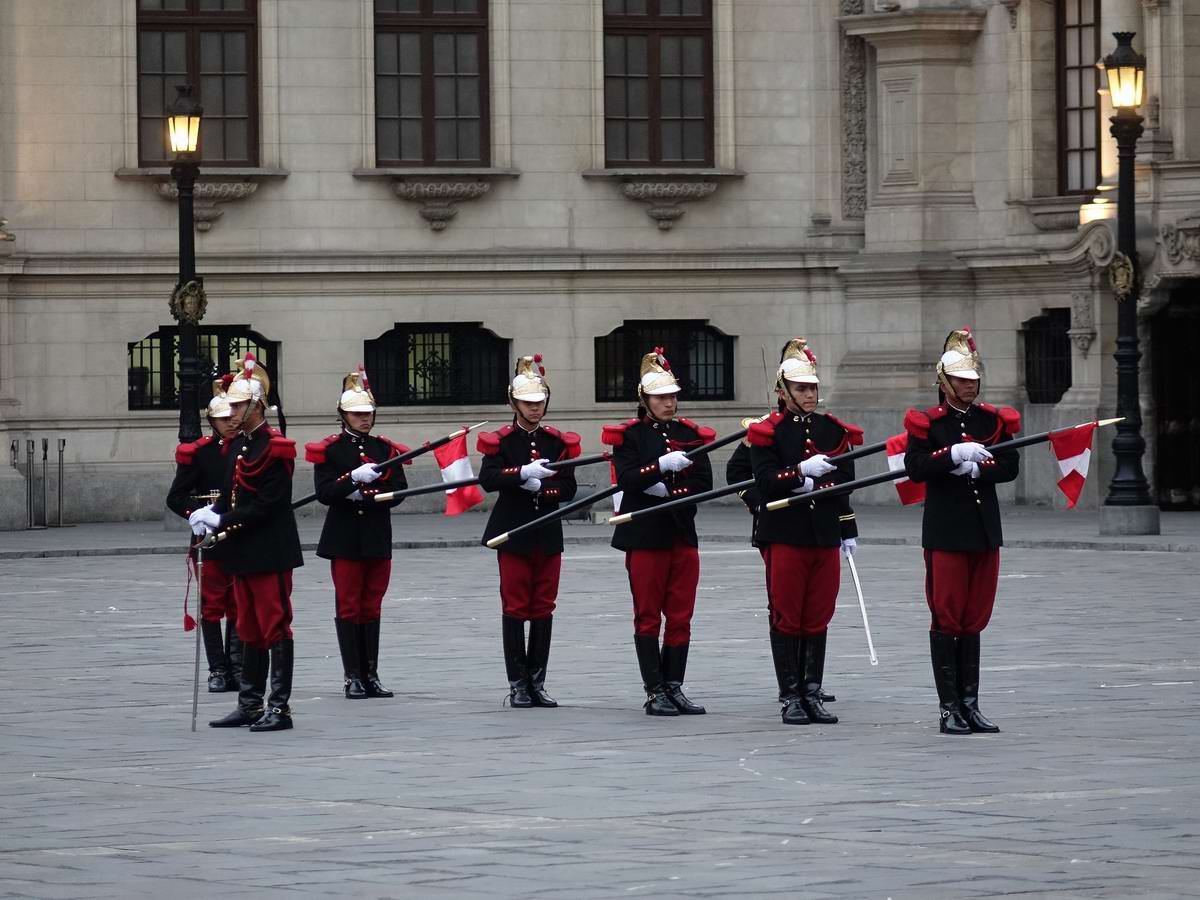 Драгуны с конскими хвостами: Президентская гвардия Перу (12)