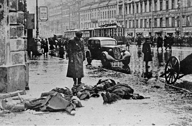 ID: 10619129 Описание: Советский Союз. Ленинград. На Невском проспекте после обстрела города немецкой артиллерией, 1941 год. Фотохроника ТАСС