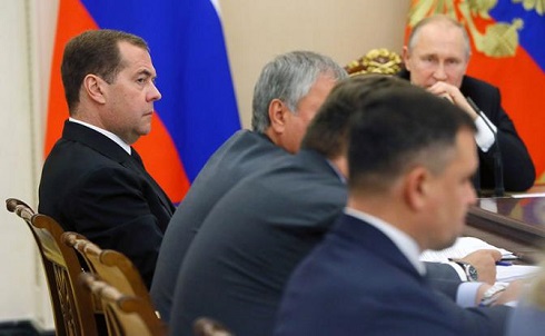 Путин хорош для россиян до тех пор, пока есть «плохой» Медведев Путин хорош для россиян до тех пор, пока есть «плохой» Медведев
