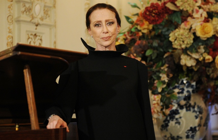 Майя Плисецкая на церемонии награждения в посольстве Франции