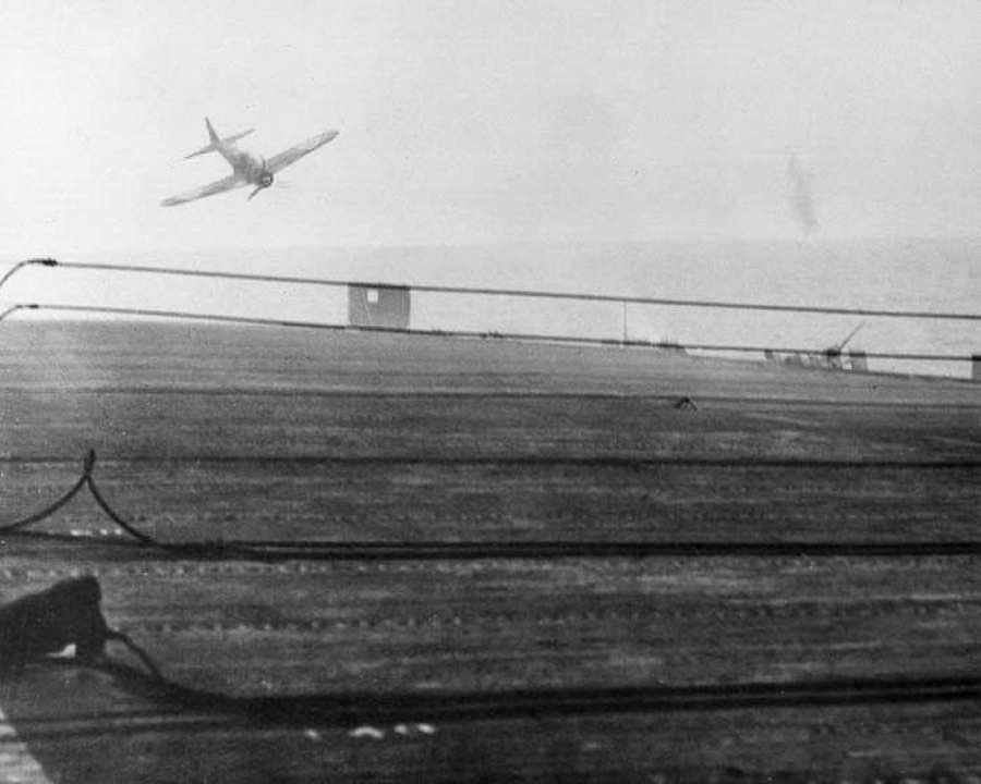 Неудачный заход камикадзе на авианосец «Уайт Плэйнс»