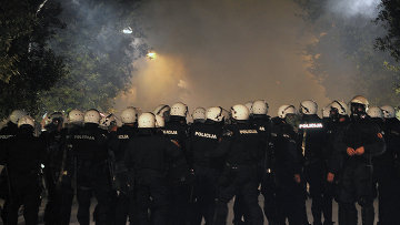 Полиция Черногории применяет слезоточивый газ во время антиправительственной акции протеста в Подгорице, Черногория. Архивное фото