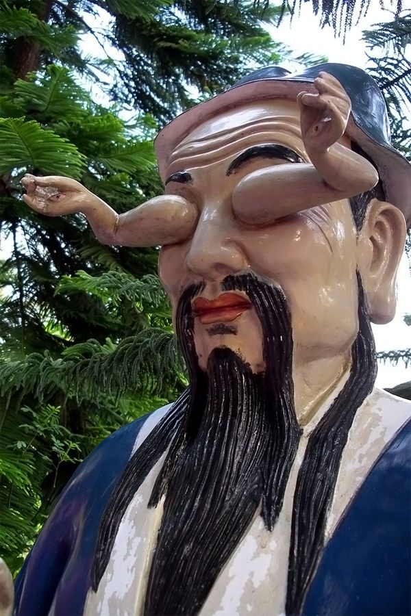 30 самых абсурдных скульптур в мире (29 фото)