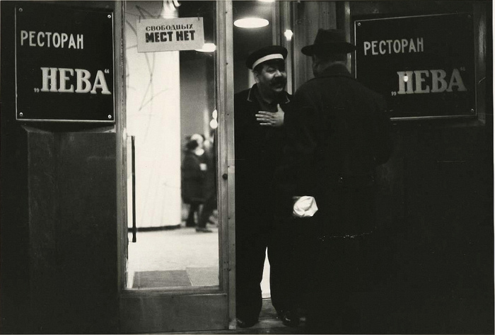 На входных дверях ресторанов элит класса неизменно красовалась табличка с надписью, гласящей, что мест нет / Фото: yaplakal.com На входных дверях ресторанов элит класса неизменно красовалась табличка с надписью, гласящей, что мест нет / Фото: yaplakal.com