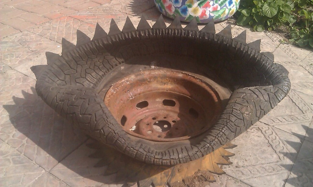 ваза из шины,мастер классс,мк,ваза из покрышки.вазон из автопокрышки,клумбы для цветов из старых автомобильных покрышек,своими руками.обустройство приусадебного участка,идеи для дачи,цветочные вазы из отходных материалов,идеи для сада,двора,напольные вазы