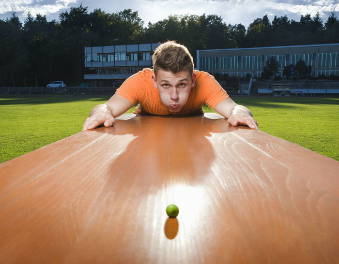 Жителю Германии Андре Ортолфу удалось сдуть горошину на рекордное расстояние в 7,5 метров. Рекорд был зафиксирован 12 июля 2014 года в тренажерном зале в Аугсбурге, Баварии.