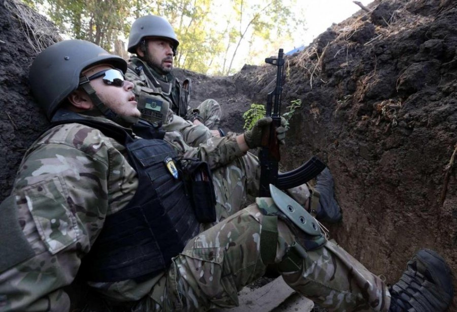 На линии фронта под Луганском ранен украинский военный На линии фронта под Луганском ранен украинский военный