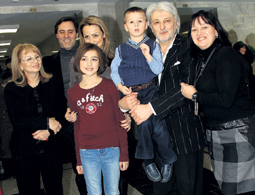«Доктор-шлягер» с первой женой Ириной, зятем Шейном, дочкой Екатериной, внуками Соней и Сашей и нынешней супругой Ирой
