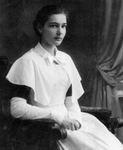 Согласитесь, форма смолянок и советских школьниц - очень похожи. Согласитесь, форма смолянок и советских школьниц - очень похожи.