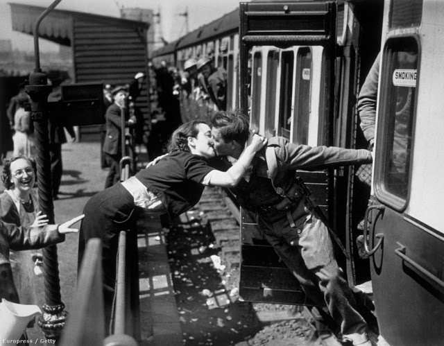 Romantic Kisses in the Past That You Have Rarely Seen Today (12)