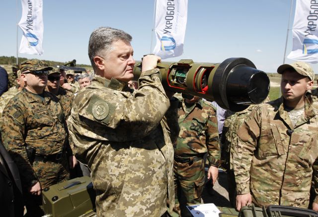 Порошенко заявил, что американское вооружение поможет Украине вернуть Донбасс