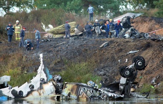На месте крушения пассажирского самолета Як-42,на борту которого находилась ярославская хоккейная команда "Локомотив", 7 сентября 2011 года