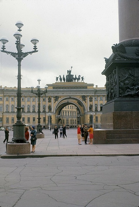 Знаменитая арка с колесницей, запряженной шестеркой коней. Знаменитая арка с колесницей, запряженной шестеркой коней.