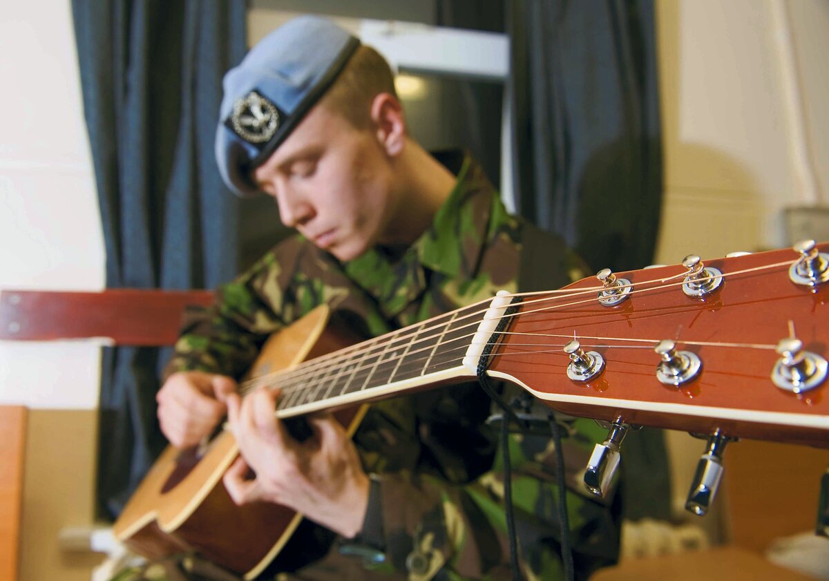 Солдат с гитарой