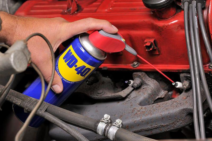 WD-40 – средство незаменимое как дома, так и в гараже. | Фото: instrumenty.info. WD-40 – средство незаменимое как дома, так и в гараже. | Фото: instrumenty.info.