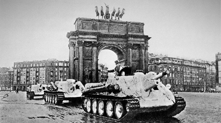 ID: 10619018 Описание: Советский Союз. Ленинград. Отремонтированные на Кировском заводе танки идут на фронт, 1941 год. Фотохроника ТАСС